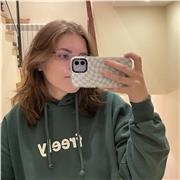 Joven escritora (en inglés) con capacidad de traducir de lengua materna (español y catalán) a inglés y viceversa al momento. Preferiblemente, dar clases a personas desde 5 a los 15 años de edad.